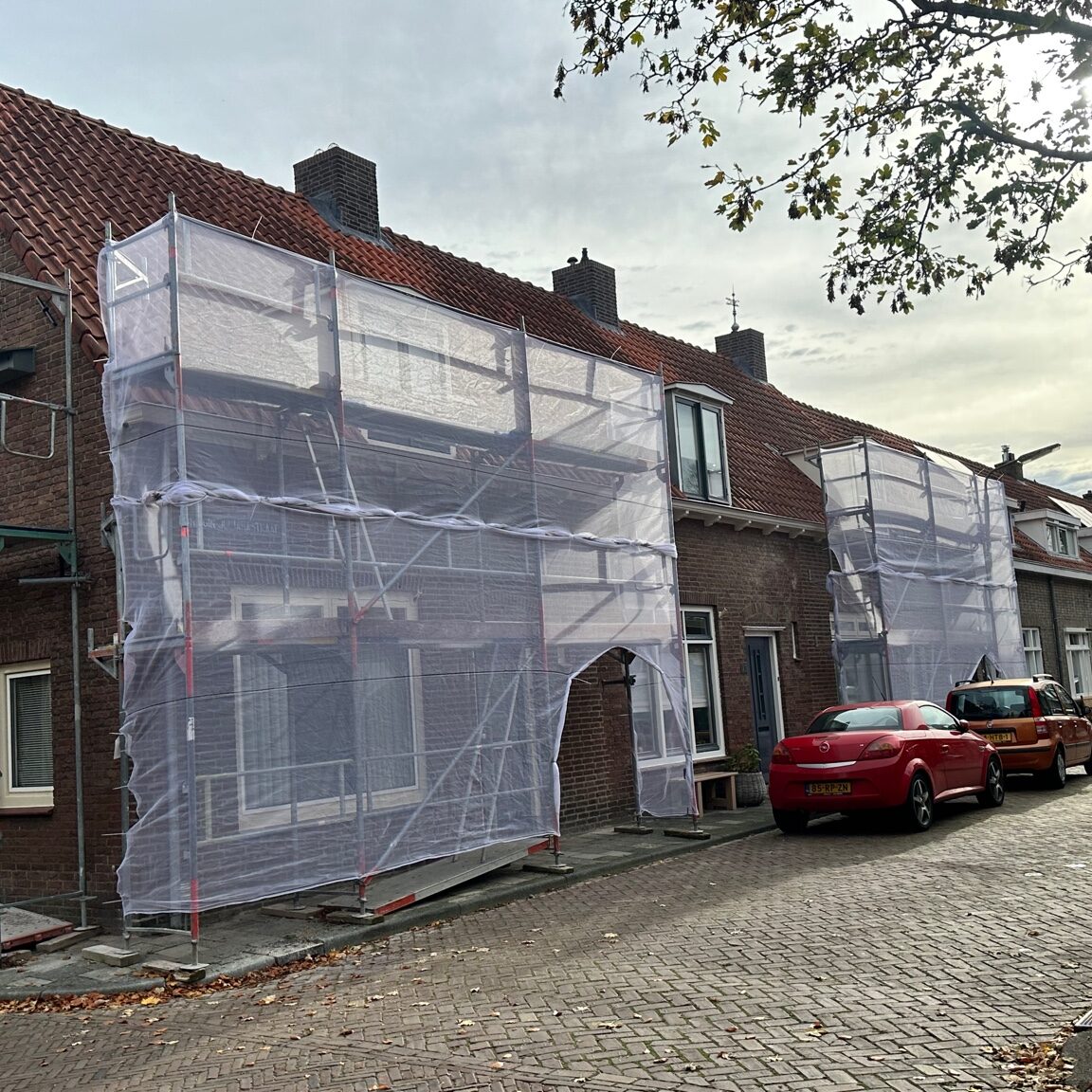4 woningen – Schoonhoven (steigerwerk voorbereiding) Schilderwerk 4 woningen in Schoonhoven – gevels ingepakt voor voorbereiding buitenschilderwerk