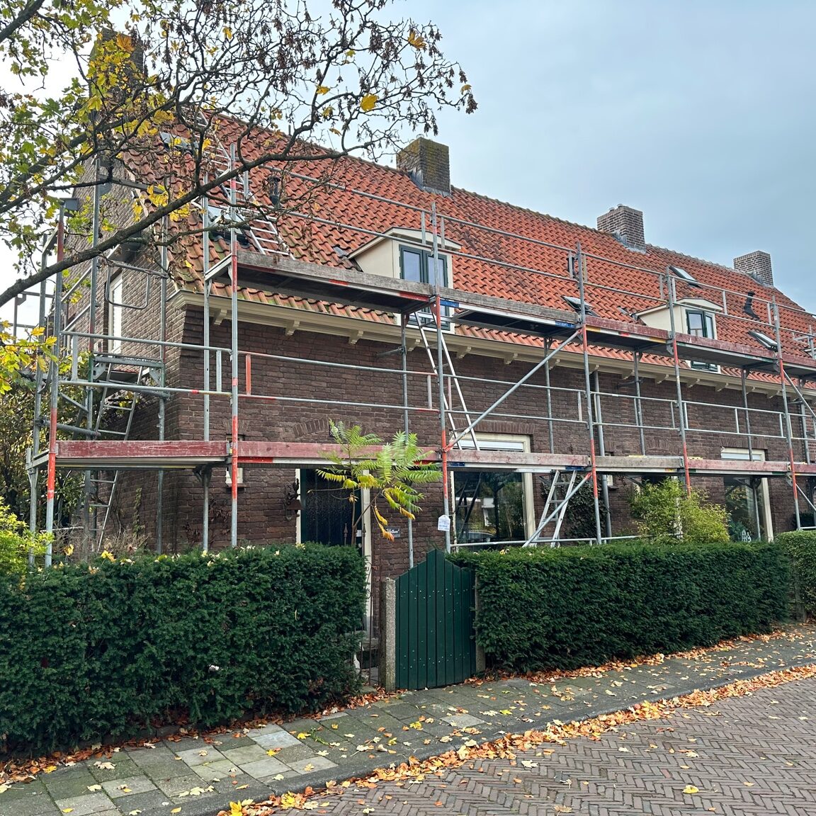 4 woningen – Schoonhoven Buitenschilderwerk aan 4 woningen in Schoonhoven – start van het project met steigerwerk