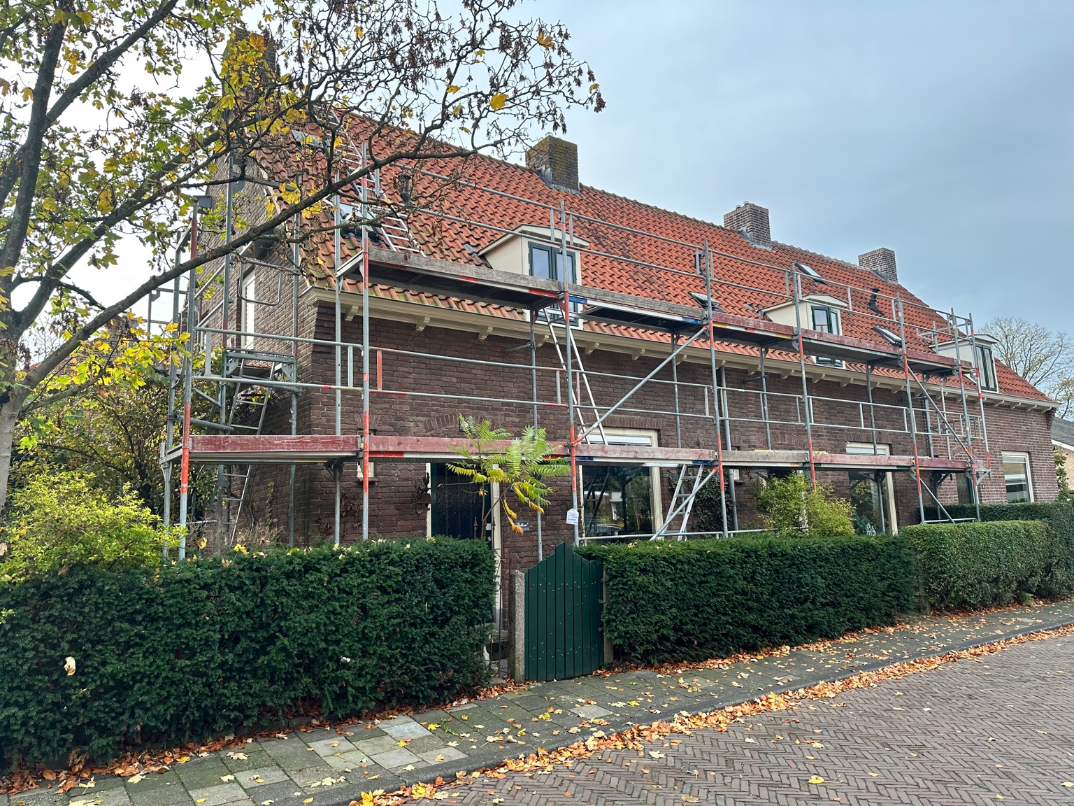 Buitenschilderwerk Schoonhoven – RAL 1015 kozijnen en RAL 6009 draaiende delen & deuren