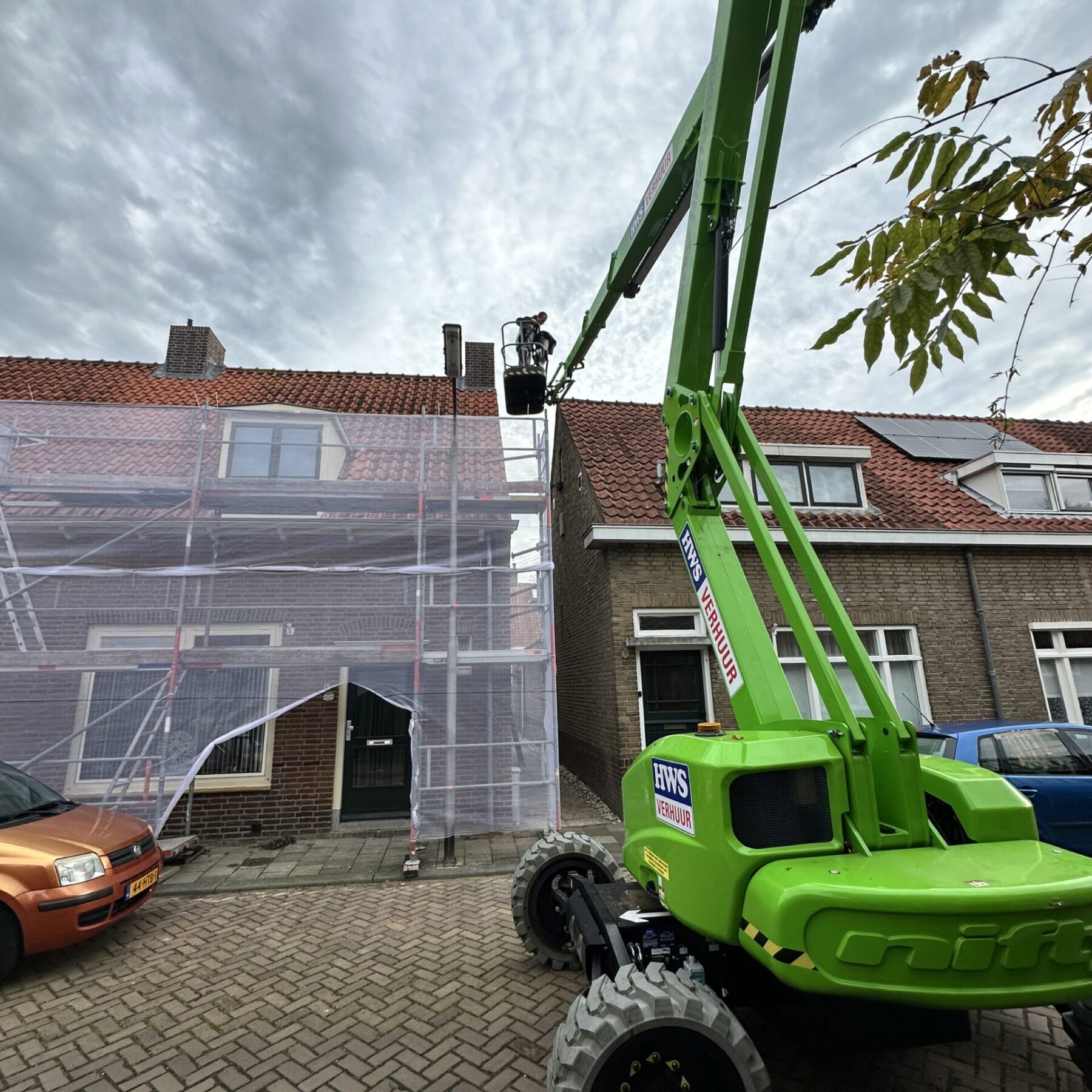 4 woningen – Schoonhoven (zwart schilderen gevelankers) Gevelankers zwart geschilderd met hoogwerker – buitenschilderwerk aan 4 woningen in Schoonhoven