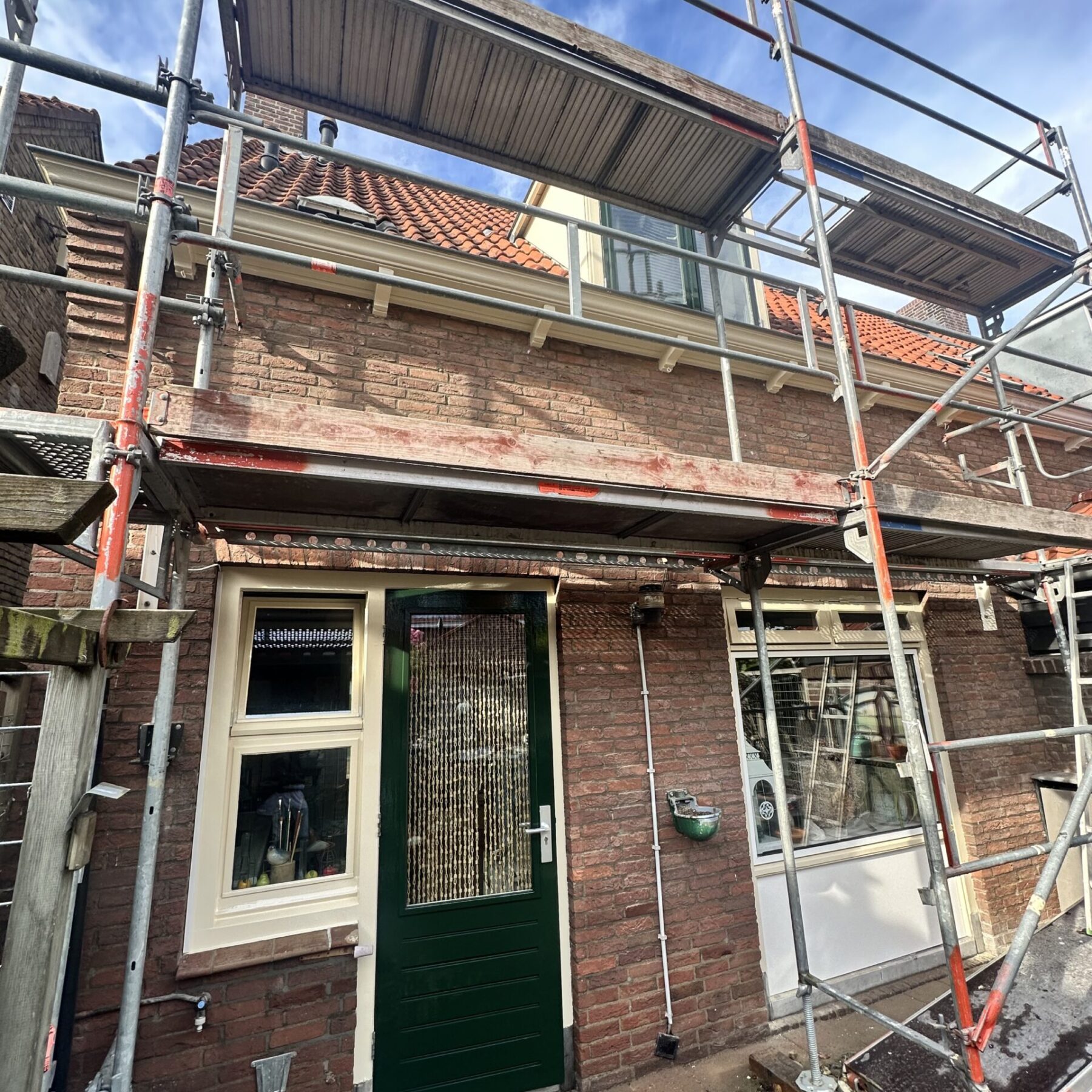 4 woningen – Schoonhoven (deur RAL 6009, kozijnen RAL 1015, Veveo Celsor Platina SB 4S) Achtergevel in Schoonhoven – deur in RAL 6009 en kozijnen in RAL 1015, afgewerkt met Veveo Celsor Platina SB 4S hoogglans