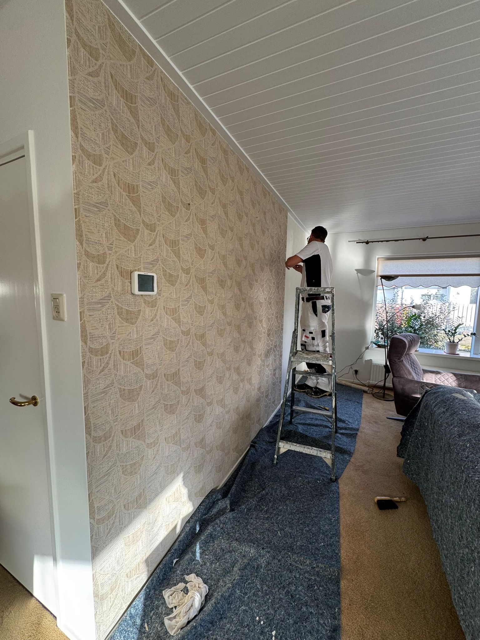 Accentmuur behangen en plafond schilderen