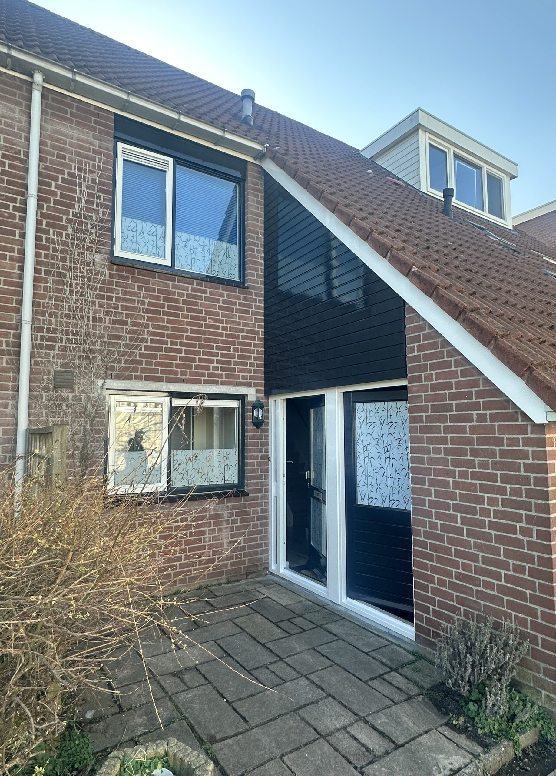 Buitenschilderwerk voorzijde woning Alphen aan den Rijn in RAL 7021 met RAL 9001 accenten