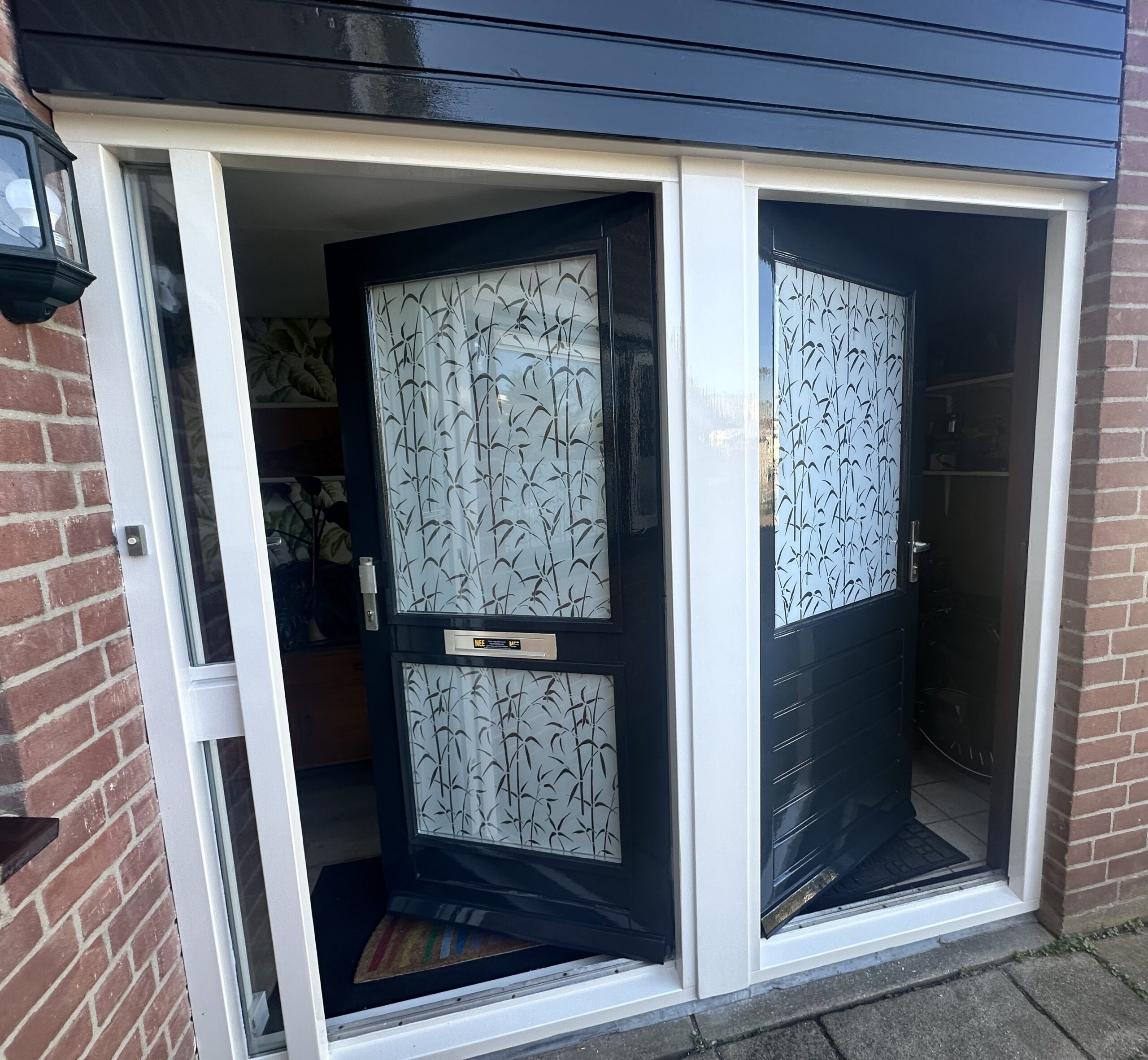 Entree deuren en kozijnen schilderwerk woning Alphen aan den Rijn RAL 7021 zwartgrijs