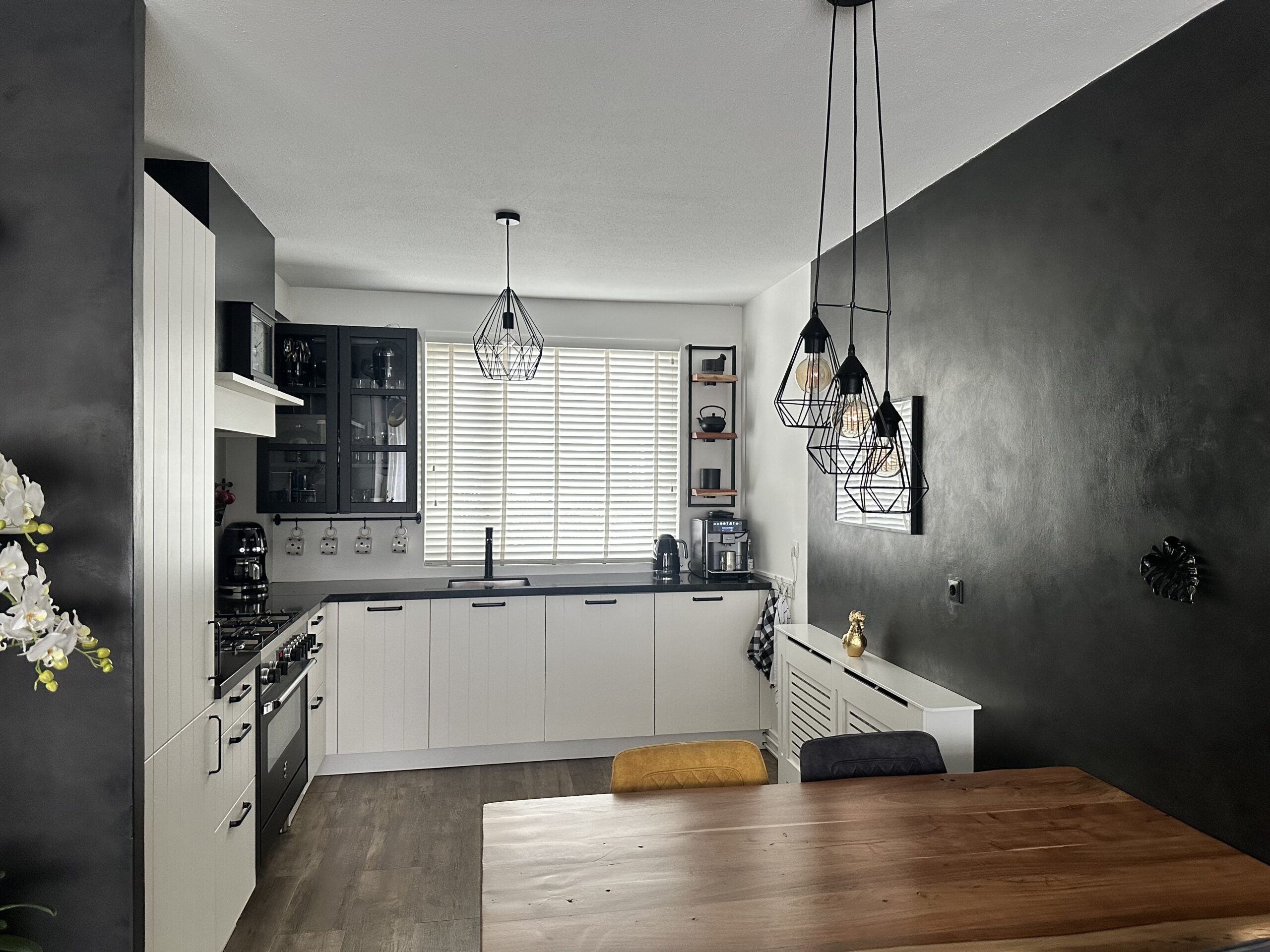 Keuken met donkere accentmuur schilderwerk