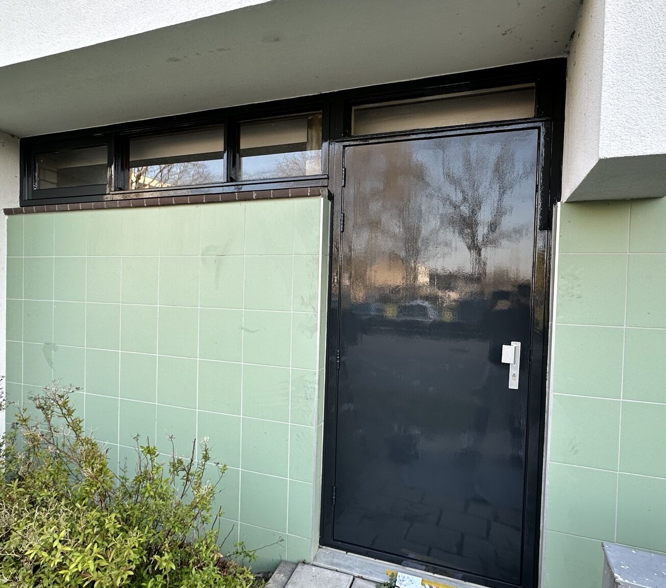 Deur en kozijn schilderwerk Krimpen Schilderwerk deur en kozijn seniorenflat Krimpen aan den IJssel – afgewerkt in RAL 7021 zwartgrijs