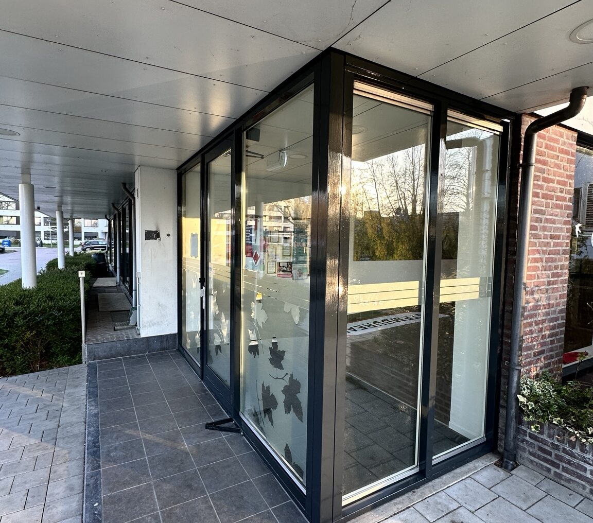 Entree seniorenflat schilderwerk Krimpen Schilderwerk entree seniorenflat Krimpen aan den IJssel – kozijnen en deuren in RAL 7021 zwartgrijs