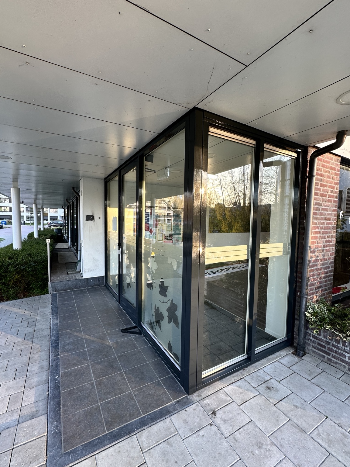 Onderhoudsschilderwerk seniorenflat Krimpen aan den IJssel – entree en kozijnen in RAL 7021 zwartgrijs