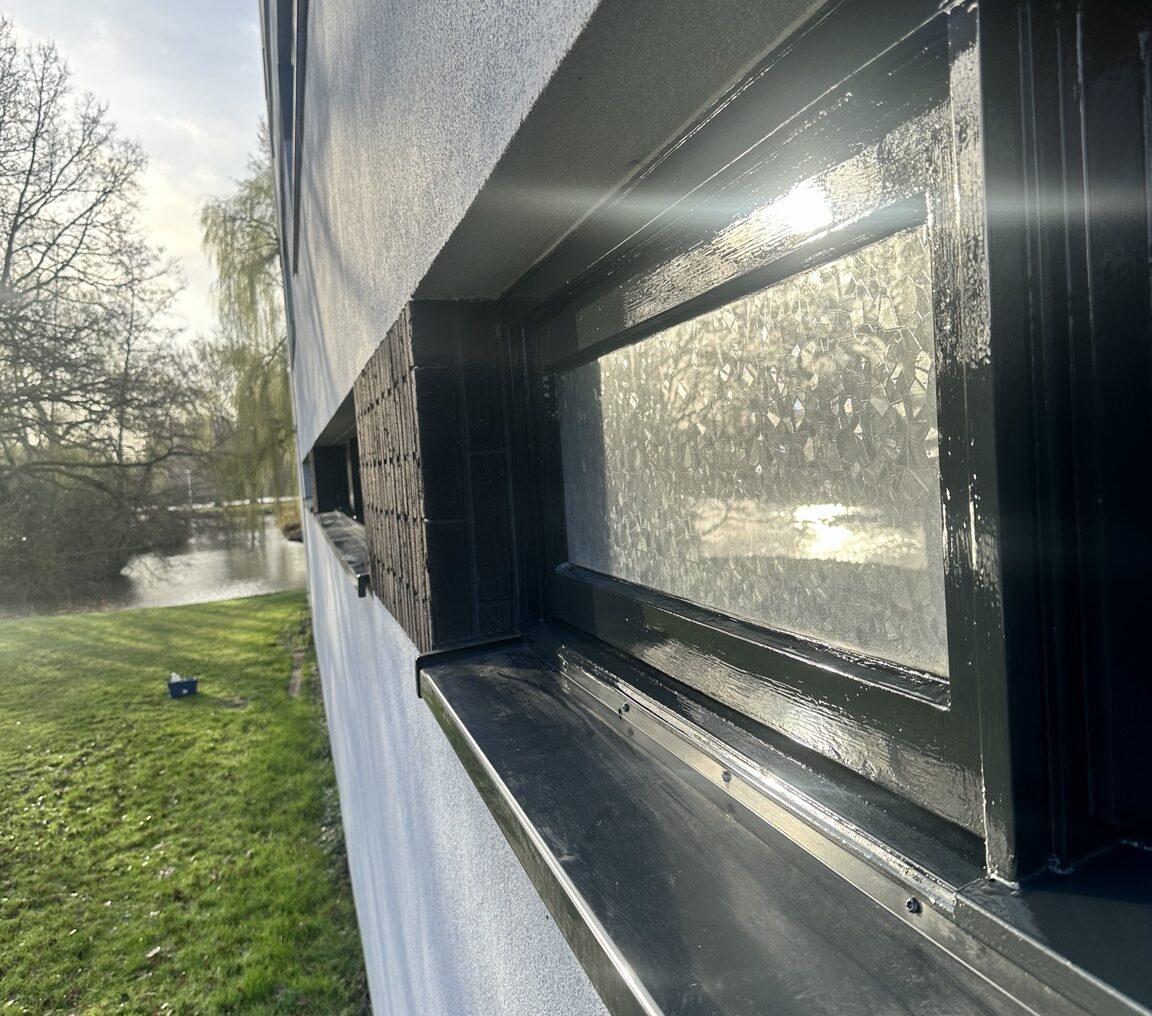 Kozijnen achterzijde schilderwerk Krimpen Schilderwerk kozijnen achterzijde seniorenflat Krimpen aan den IJssel – afgewerkt in RAL 7021 zwartgrijs
