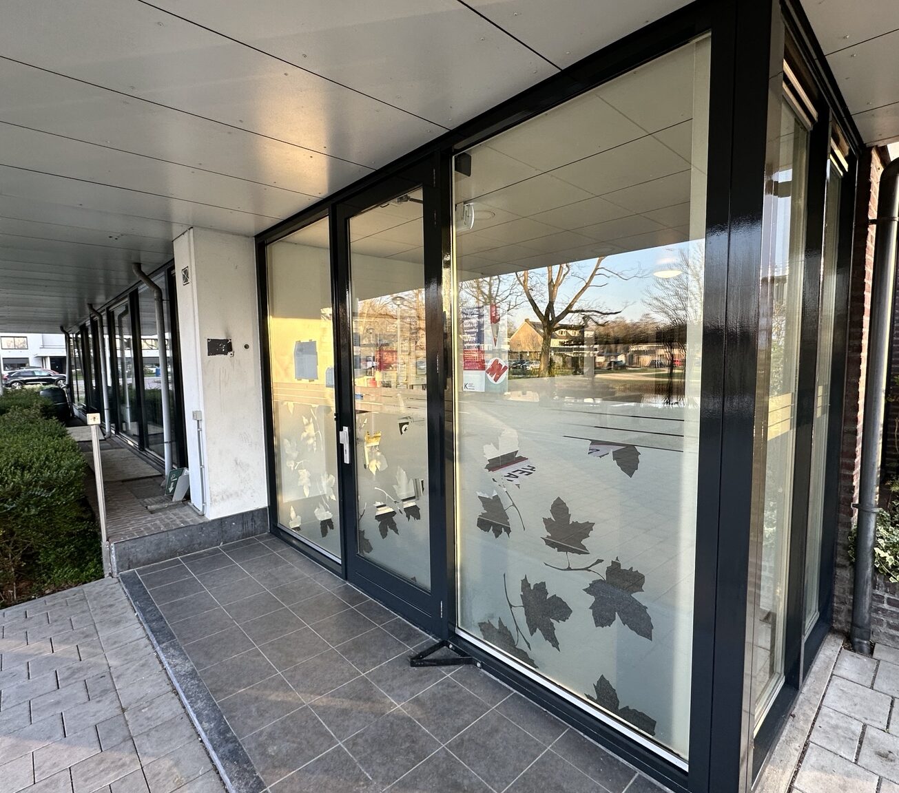 Ontmoetingsruimte schilderwerk Krimpen Schilderwerk ontmoetingsruimte seniorenflat Krimpen aan den IJssel – kozijnen en deuren in RAL 7021 zwartgrijs