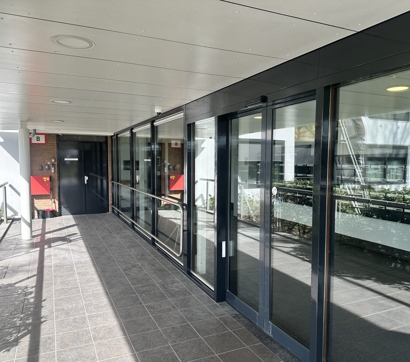 schilderwerk-seniorenflat-krimpen-aan-den-ijssel-ral7021-kozijnen Schilderwerk seniorenflat Krimpen aan den IJssel – kozijnen en deuren in RAL 7021 zwartgrijs met Veveo Platina SB 4S