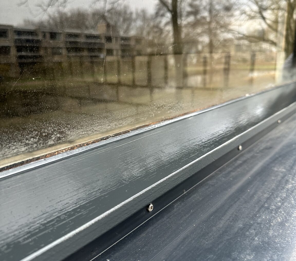 Detail Ventistone glaslatten RAL 7021 Detail van Ventistone glaslatten bij kozijnen seniorenflat Krimpen aan den IJssel – afgewerkt in RAL 7021 zwartgrijs