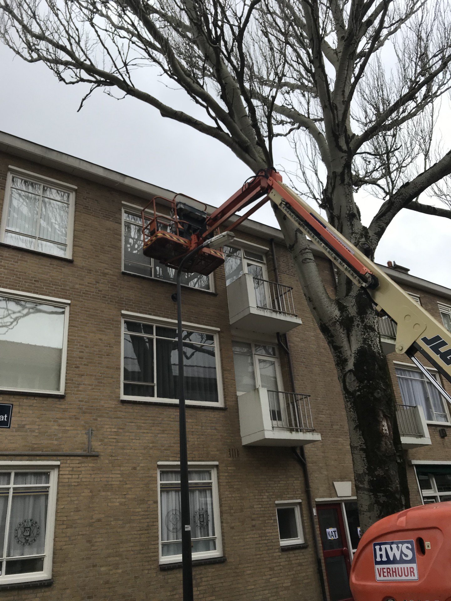 VvE onderhoudsschilderwerk met hoogwerker aan appartementencomplex