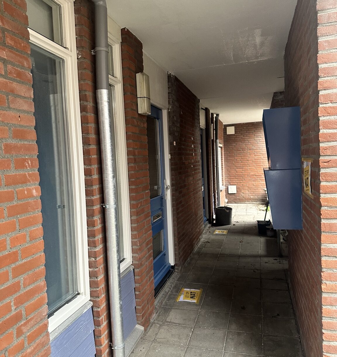 Schilderwerk portiek woningen Lekkerkerk – Inpandige werkzaamheden Inpanding schilderwerk portiek woningen Lekkerkerk met kozijnen en entrees