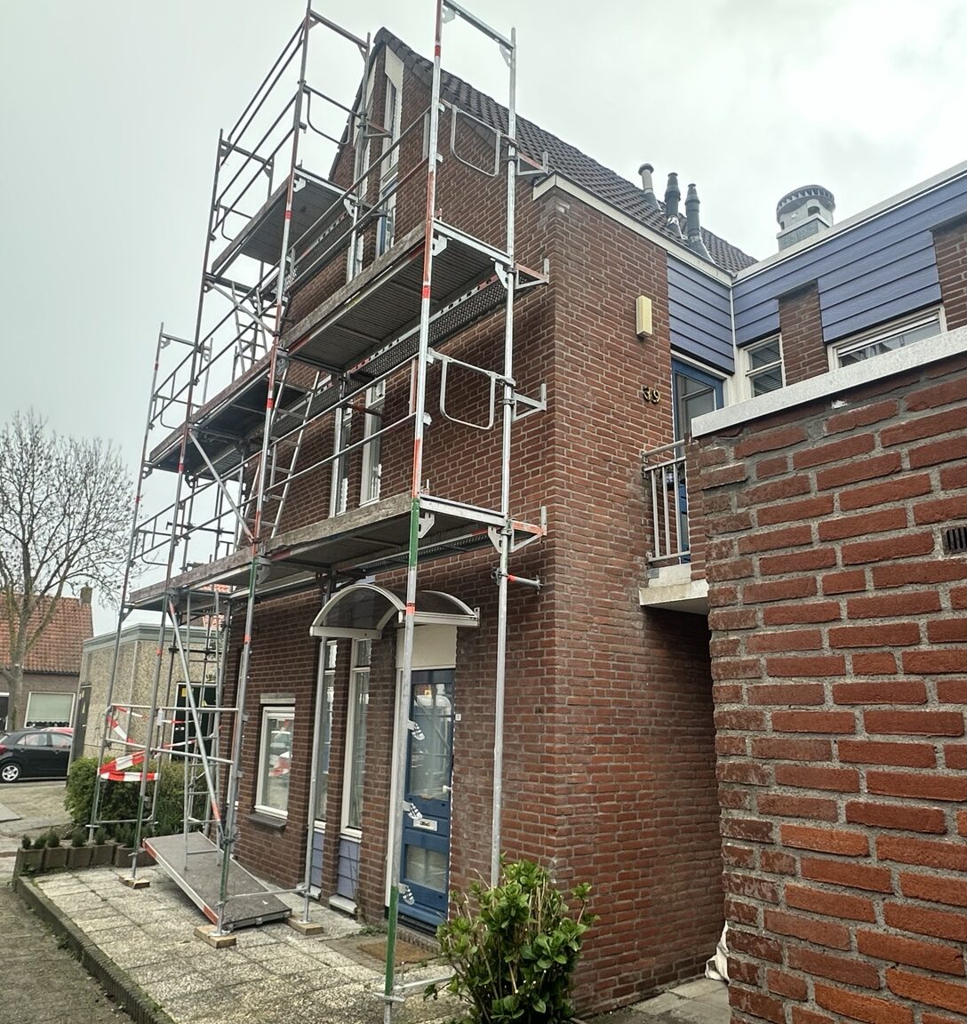 Buitenschilderwerk woning Lekkerkerk – Steigerwerk aan zijgevel en voorzijde Buitenschilderwerk woning Lekkerkerk met steigerwerk rondom voorzijde en zijgevel