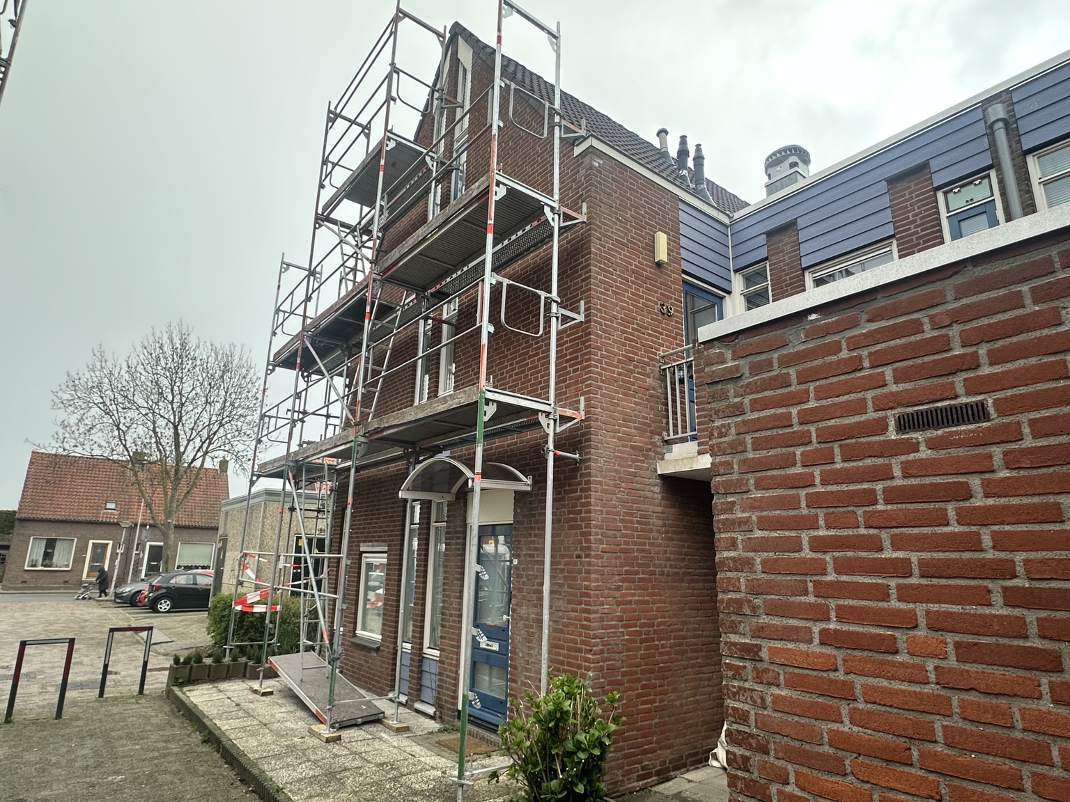 Buitenschilderwerk woning met steiger in Lekkerkerk