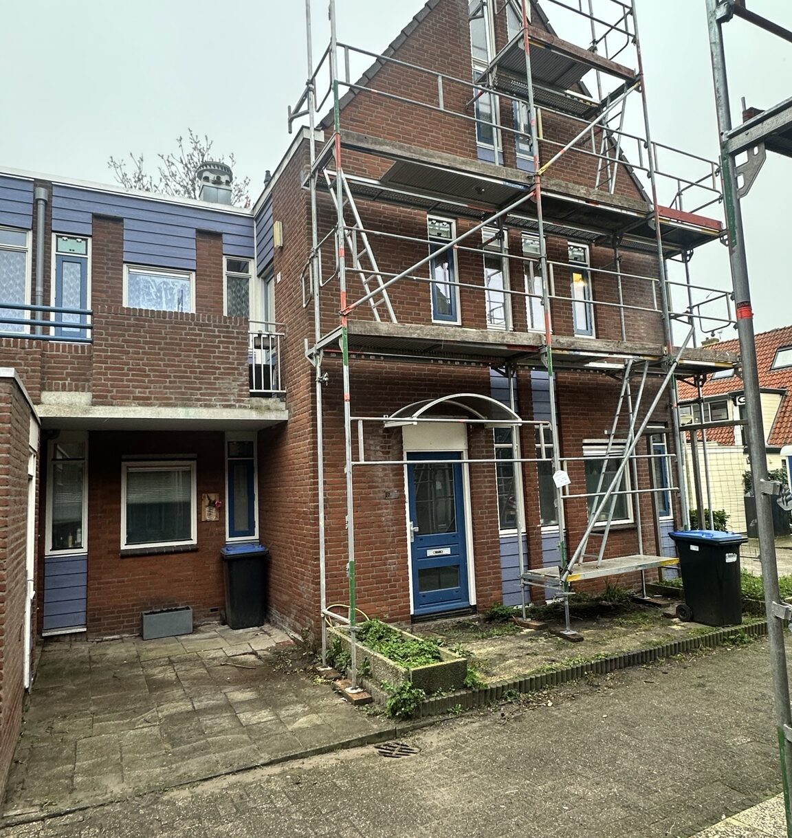 Buitenschilderwerk woning Lekkerkerk – Steigerwerk en kozijnen in uitvoering Buitenschilderwerk woning Lekkerkerk met steigerwerk aan de voorgevel en kozijnen in uitvoering