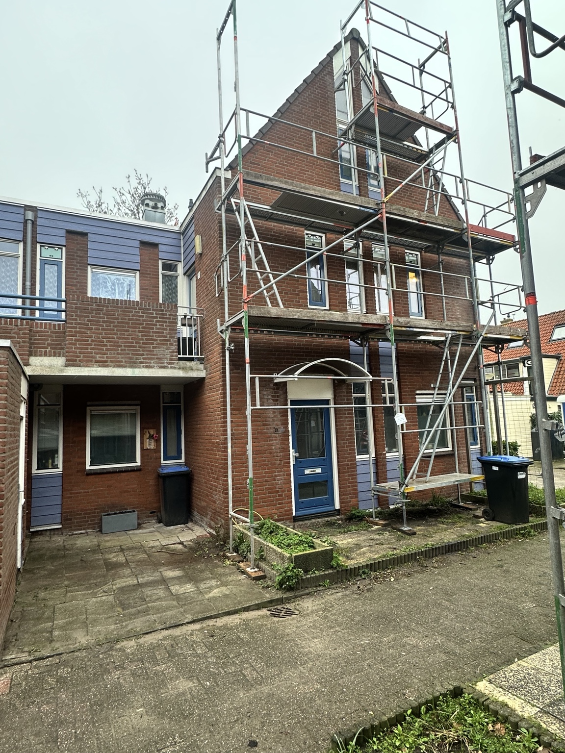 Buitenschilderwerk 17 woningen Lekkerkerk met steigerwerk en kozijnen in RAL 5017 en RAL 9001