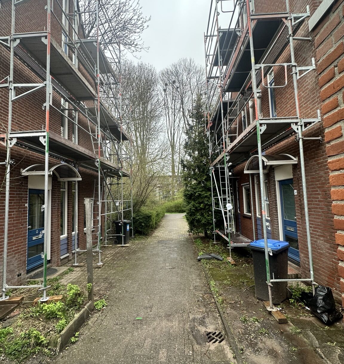 Buitenschilderwerk woningen Lekkerkerk – Steigerwerk aan beide zijden Buitenschilderwerk woningen Lekkerkerk met steigers aan beide zijden van de rij woningen