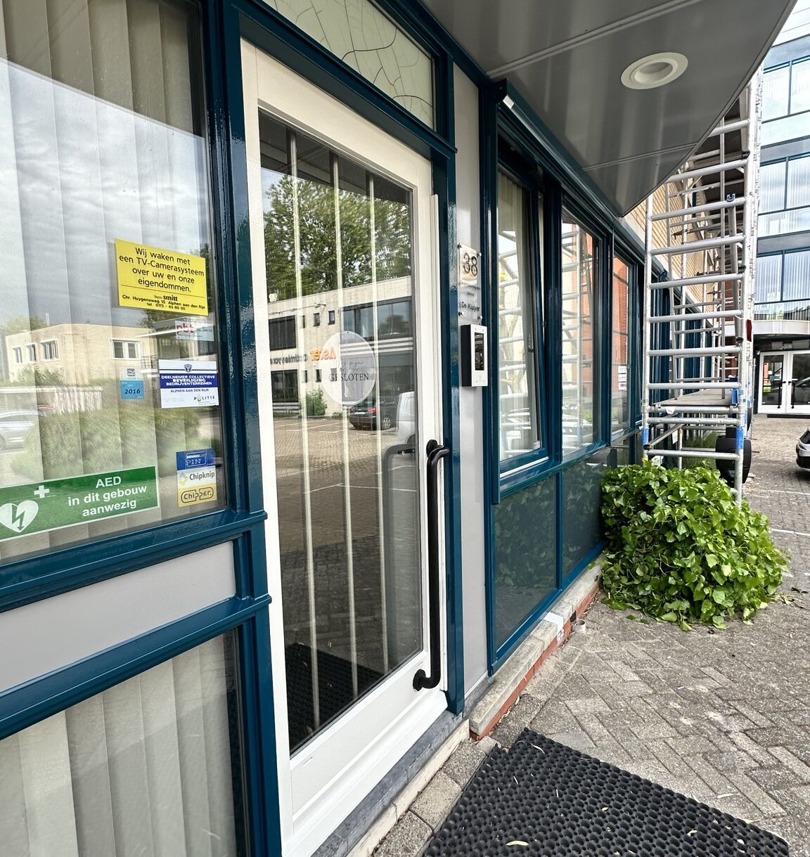 Buitenschilderwerk bedrijfspand Alphen aan den Rijn