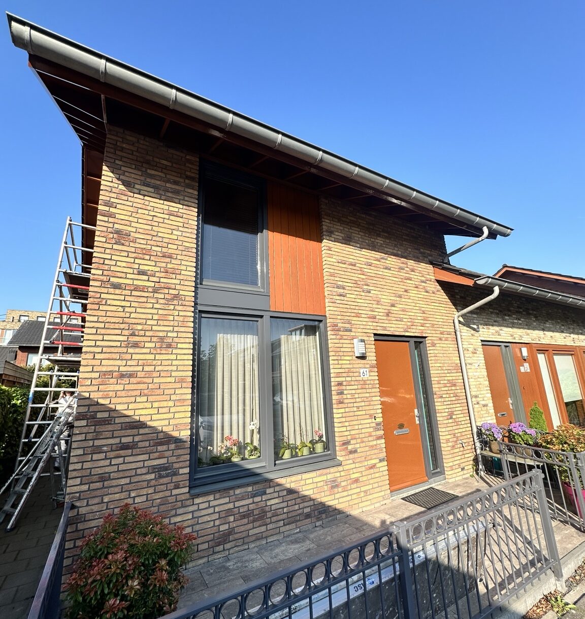 buitenschilderwerk-woning-alphen-aan-den-rijn-voorzijde Buitenschilderwerk aan woning in Alphen aan den Rijn met Sigma S2U Allure