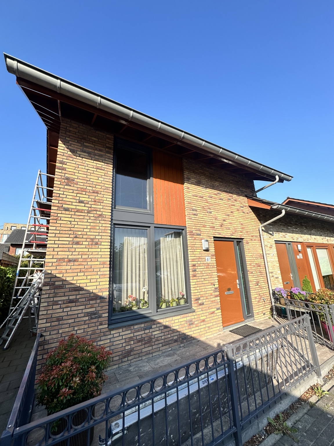 Buitenschilderwerk woning Alphen aan den Rijn met Sigma S2U Allure Gloss in RAL 7024 Grafietgrijs en RAL 8003 Leembruin