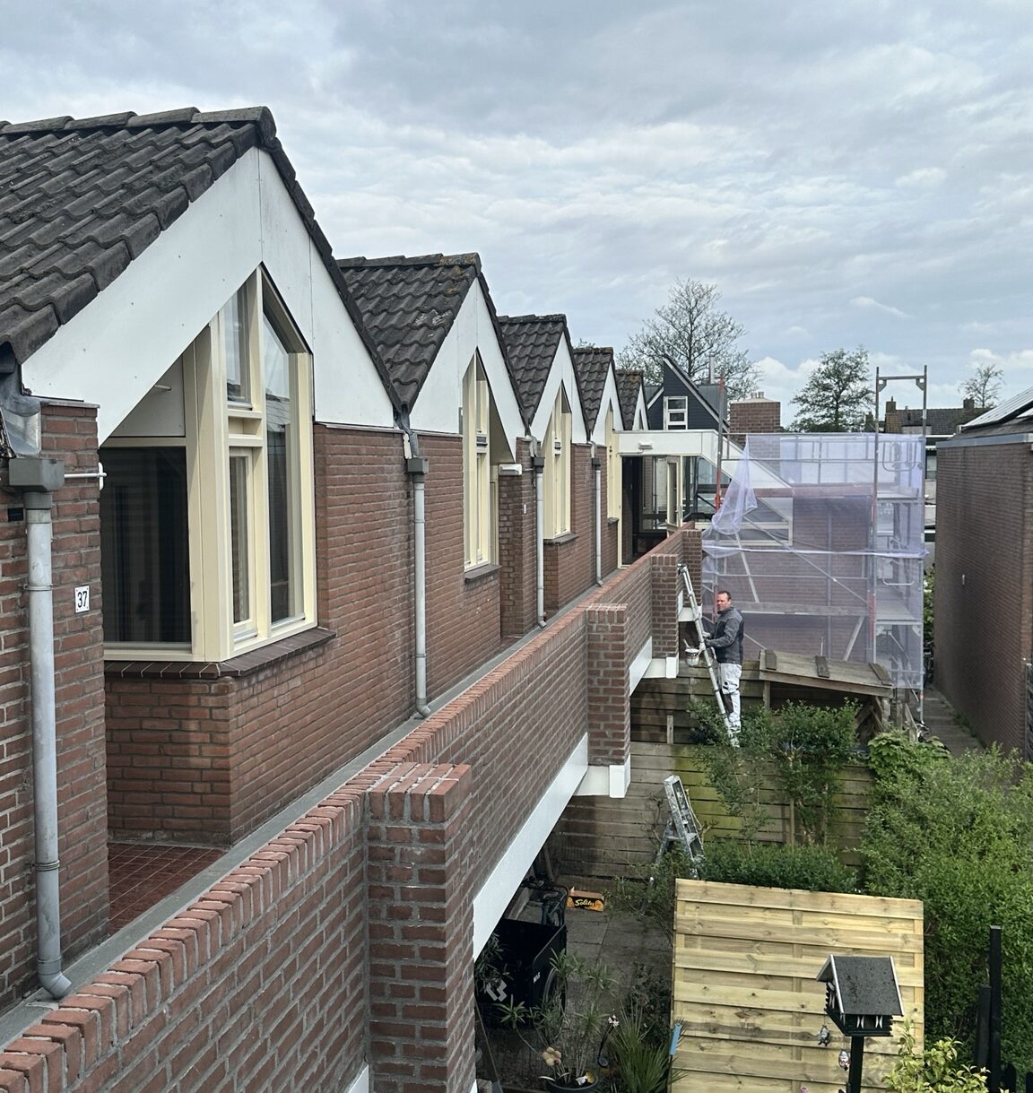 Kozijnen schilderen bij galerijwoningen door Schildersbedrijf Beekelaar