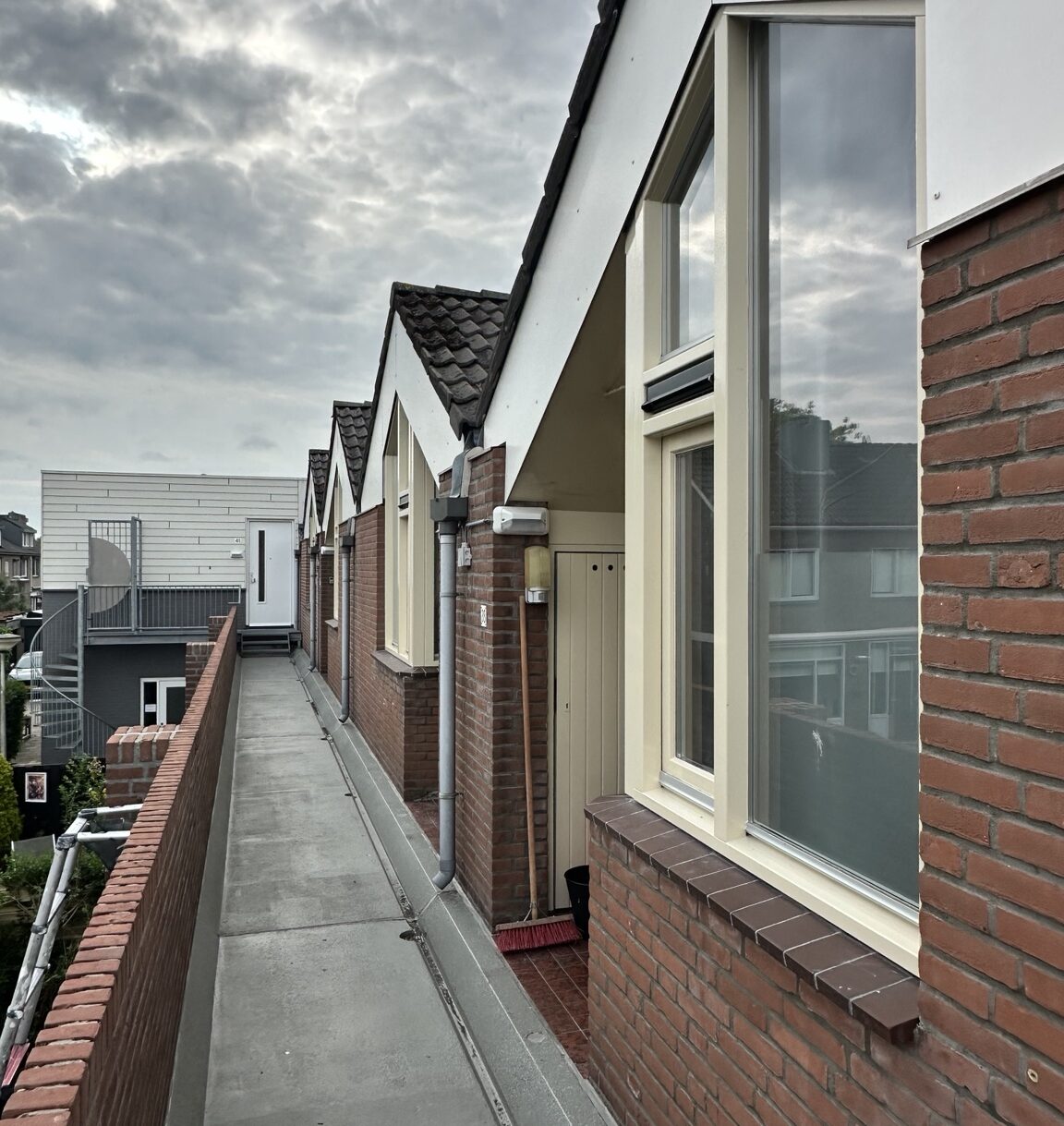 Buitenschilderwerk aan galerijwoningen uitgevoerd door Schildersbedrijf Beekelaar