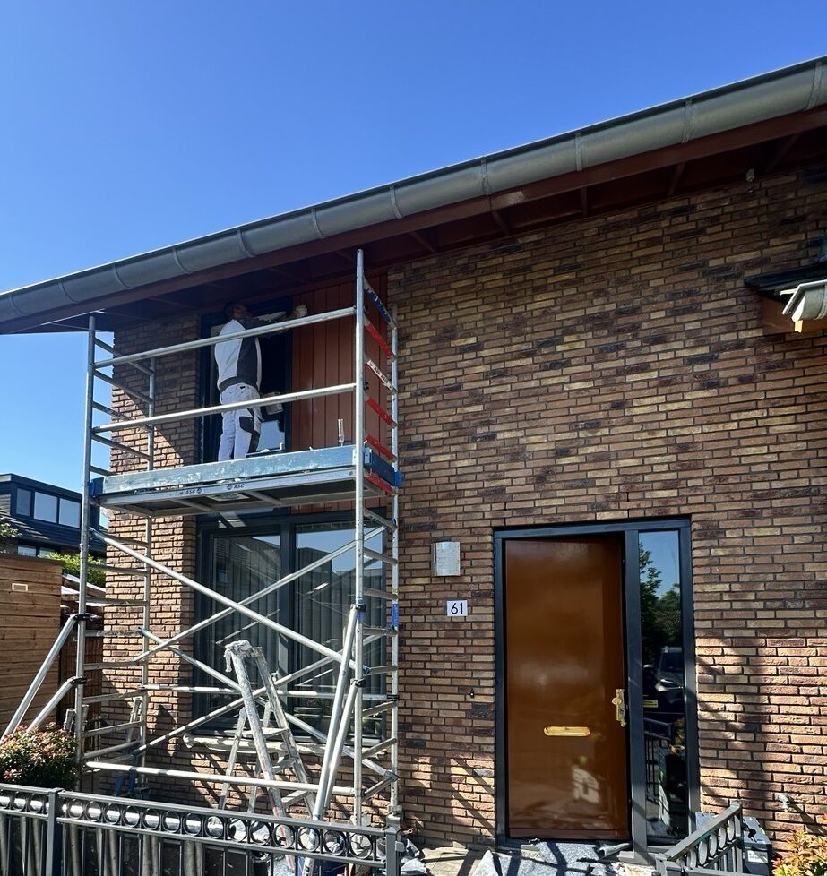 schilderwerk-gevel-woning-alphen-aan-den-rijn Buitenschilderwerk aan gevelwoning in Alphen aan den Rijn met steigerwerk