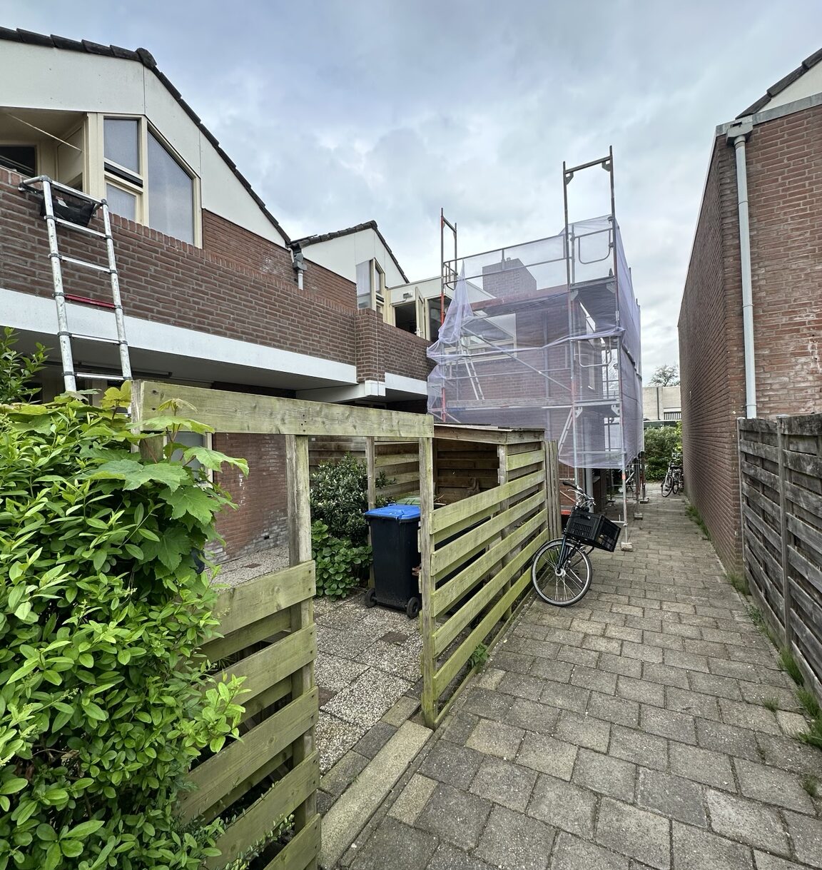 Steigerwerk voor onderhoudsschilderwerk aan woningcomplex door Schildersbedrijf Beekelaar
