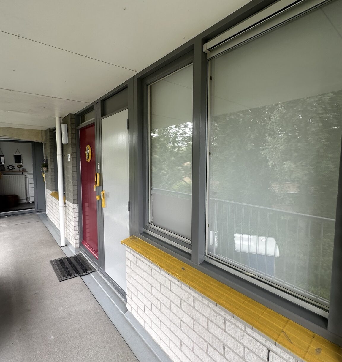 03-voordeur-en-ramen-afgeplakt
