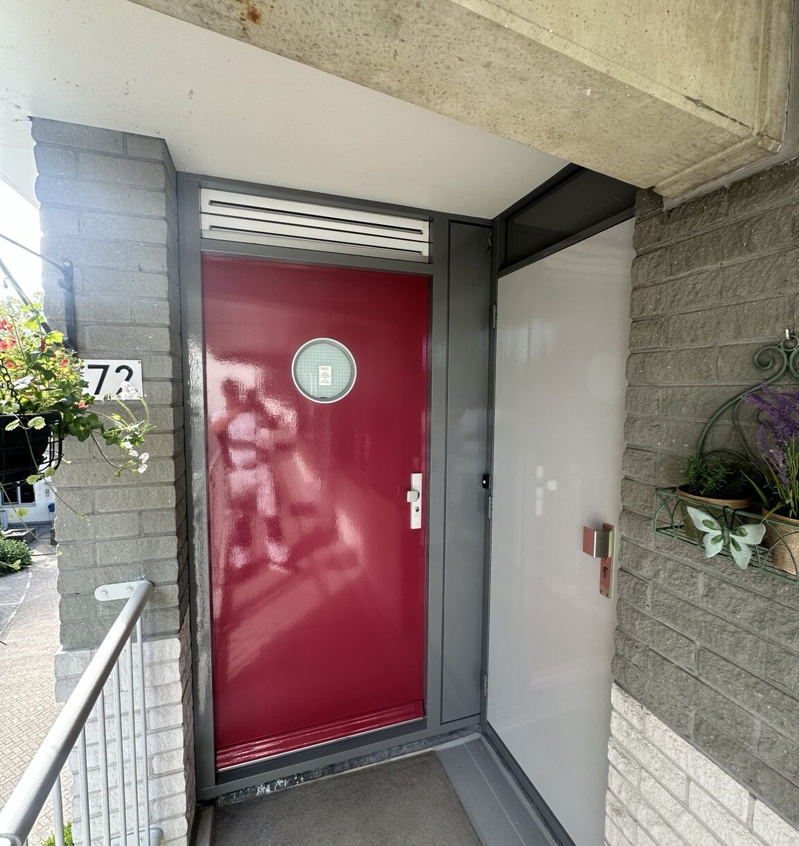 buitenschilderwerk-vve-burg-geertsemalaan-wassenaar-entree-rode-deur
