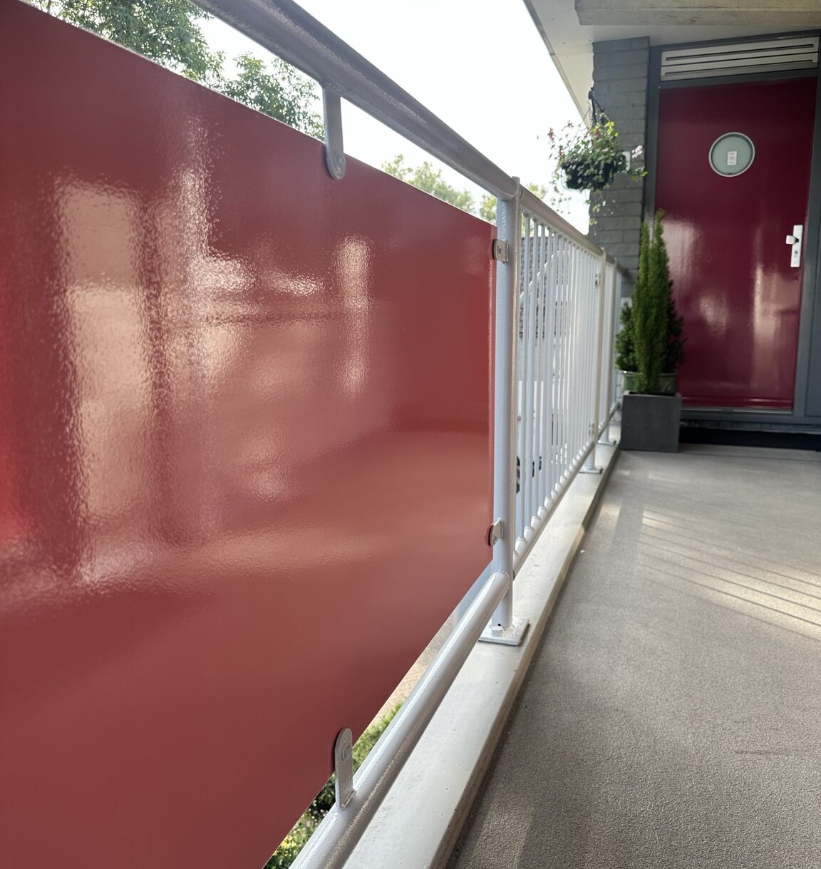 buitenschilderwerk-vve-burg-geertsemalaan-wassenaar-rood-balkonpaneel-galerijhek